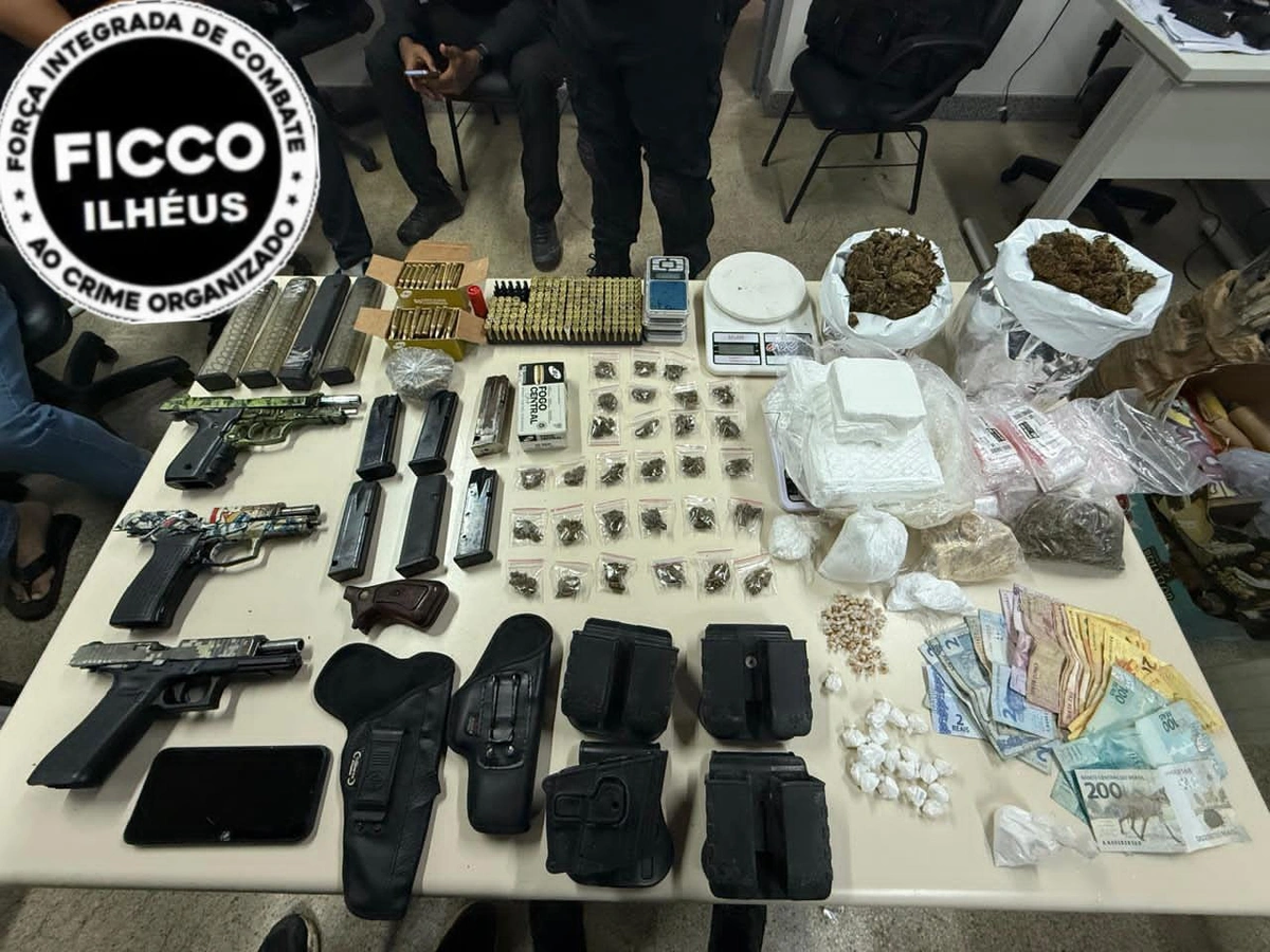 Armas e drogas apreendidas na Operação Três Coqueiros