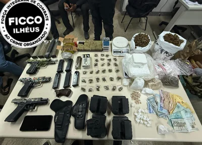 Armas e drogas apreendidas na Operação Três Coqueiros