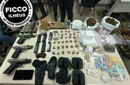 Armas e drogas apreendidas na Operação Três Coqueiros