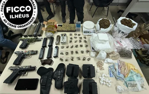 Armas e drogas apreendidas na Operação Três Coqueiros