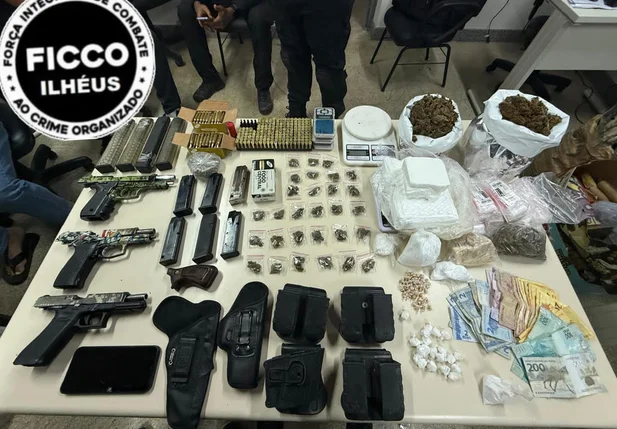 Armas e drogas apreendidas na Operação Três Coqueiros
