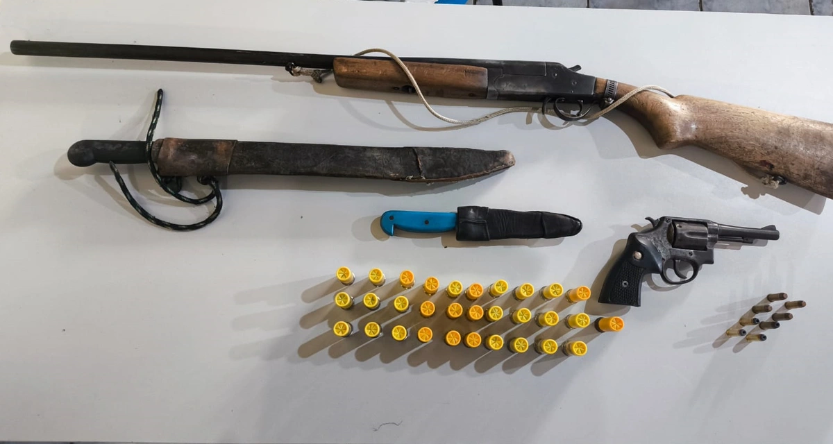 Armas e munições encontradas com o acusado em Parnarama