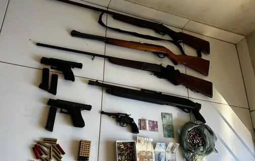 Armas, munições e dinheiro apreendidos na operação