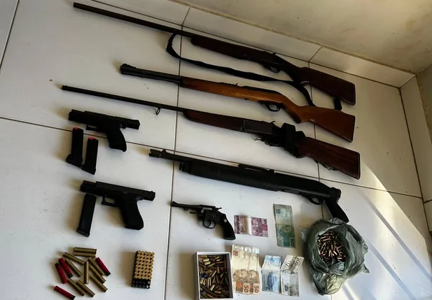 Armas, munições e dinheiro apreendidos na operação