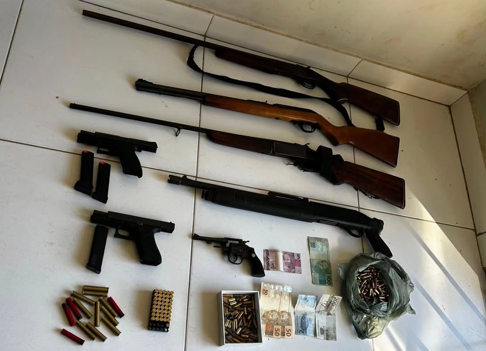 Armas, munições e dinheiro apreendidos na operação