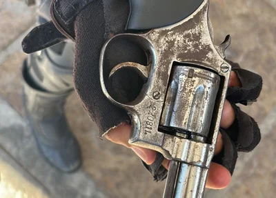 Arme de fogo calibre 38 apreendida com os suspeitos