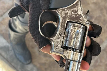 Arme de fogo calibre 38 apreendida com os suspeitos