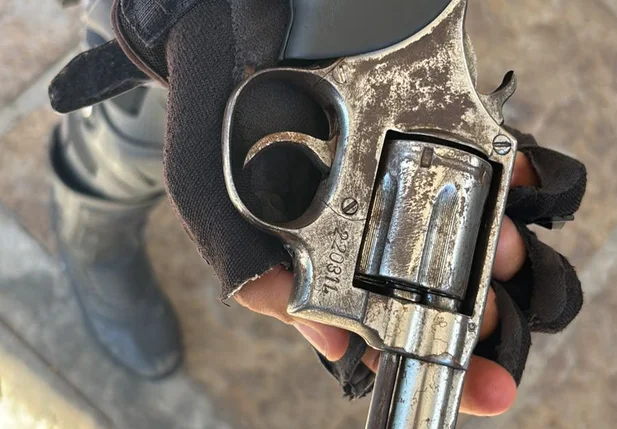 Arme de fogo calibre 38 apreendida com os suspeitos