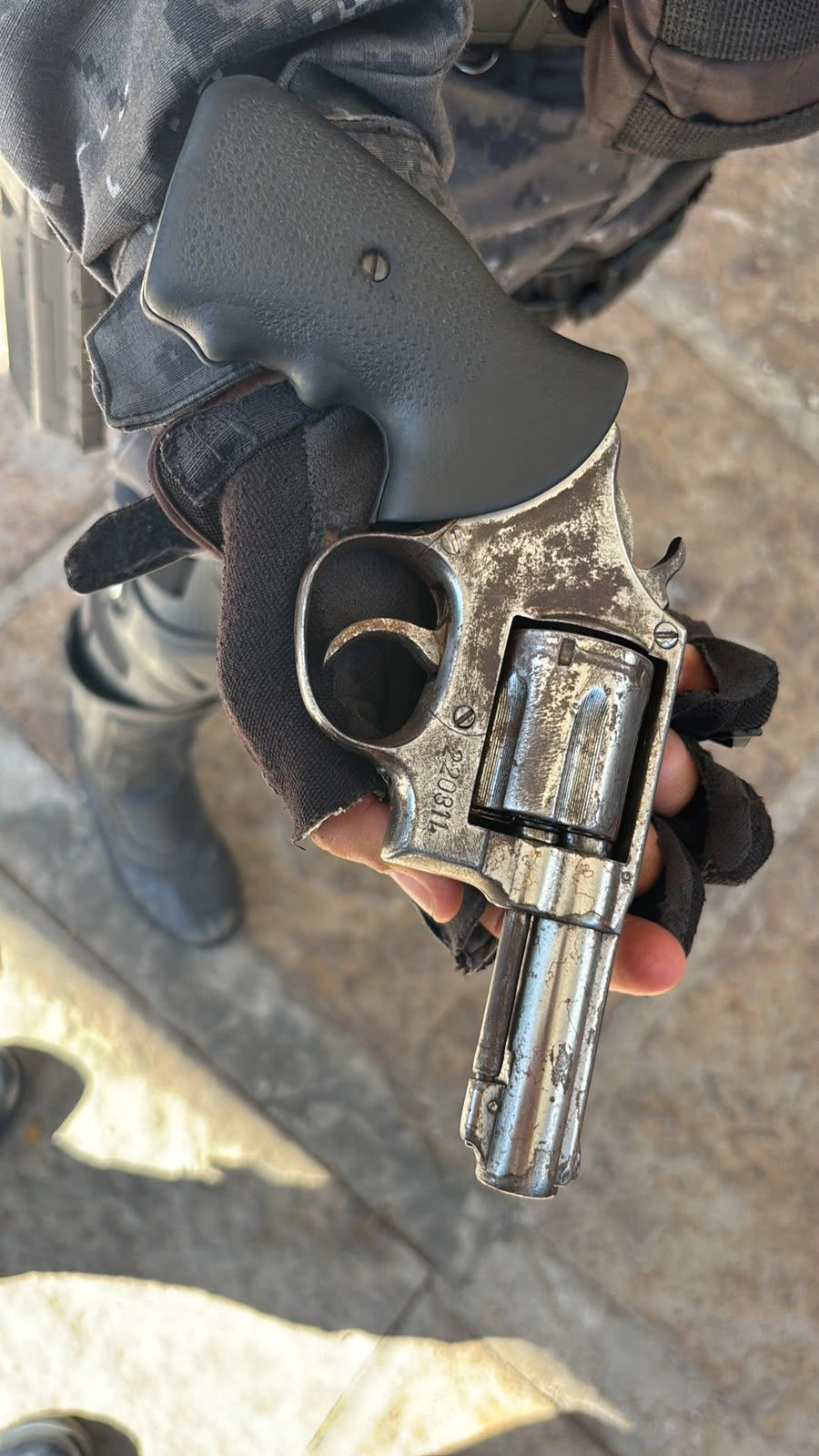 Arme de fogo calibre 38 apreendida com os suspeitos