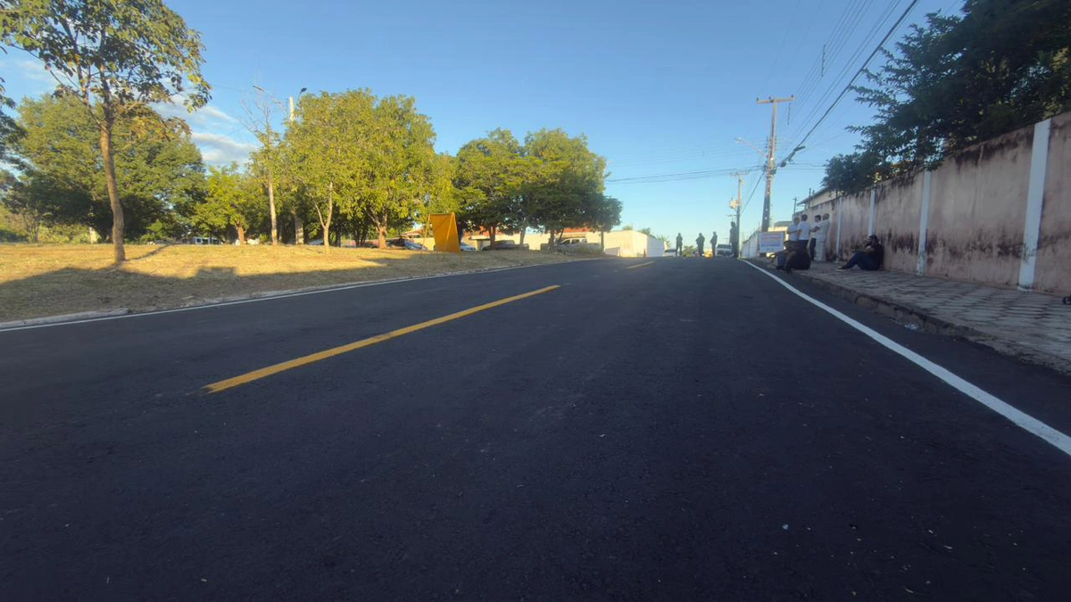 Asfalto novo na Rua Elisaldo Reinaldo, no bairro Santa Isabel.