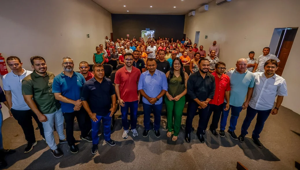 Autoridades e beneficiárias do programa Fomento Rural Mulher posam para foto oficial após o lançamento em José de Freitas
