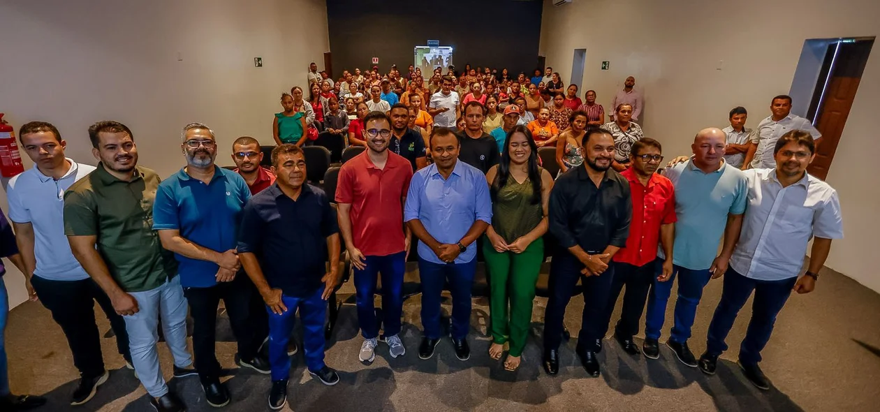 Autoridades e beneficiárias do programa Fomento Rural Mulher posam para foto oficial após o lançamento em José de Freitas
