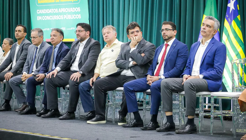 Autoridades estaduais acompanham a cerimônia de nomeação dos aprovados em concursos públicos, reforçando o compromisso com a eficiência na gestão pública