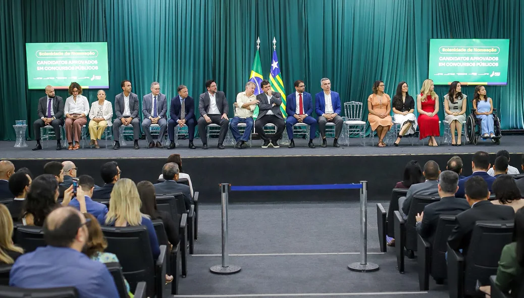 Autoridades estaduais acompanham a cerimônia de nomeação dos aprovados em concursos públicos, reforçando o compromisso com a eficiência na gestão pública