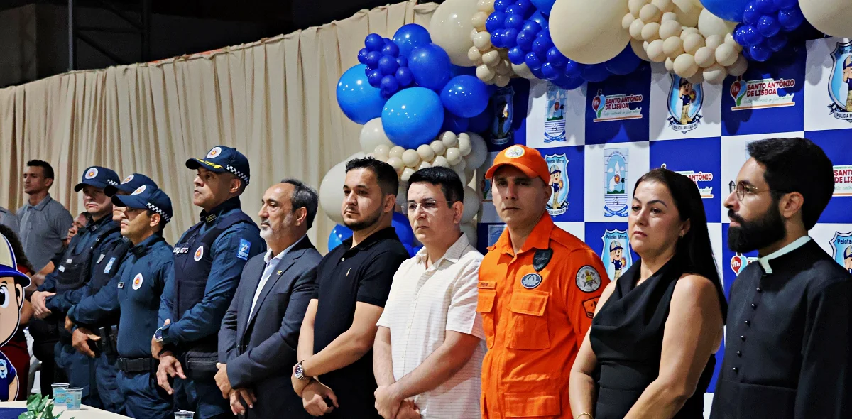 Autoridades presentes no lançamento