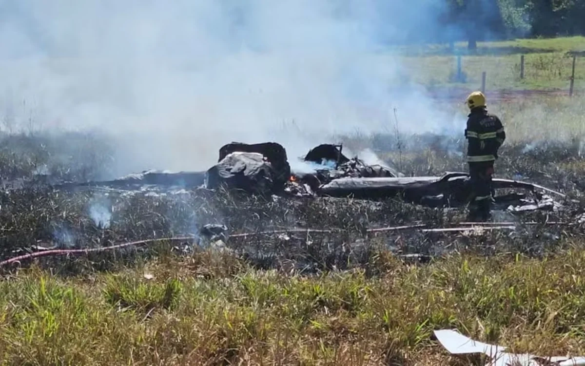 Avião de pequeno porte cai e pega fogo em fazenda de Goiás