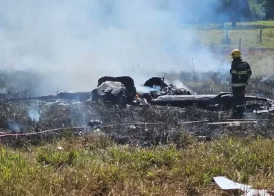 Avião de pequeno porte cai e pega fogo em fazenda de Goiás