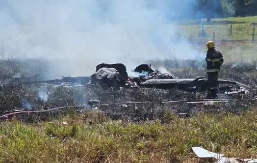 Avião de pequeno porte cai e pega fogo em fazenda de Goiás