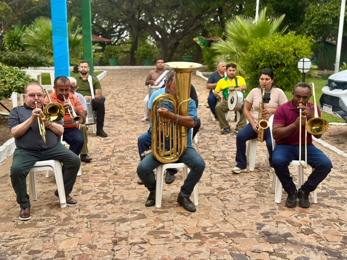 Banda Municipal Mestre Chico presta homenagem à prefeita Ivanária Sampaio em alusão ao seu aniversário