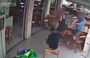 Bandido é morto ao tentar assaltar policiais em restaurante no Rio de Janeiro