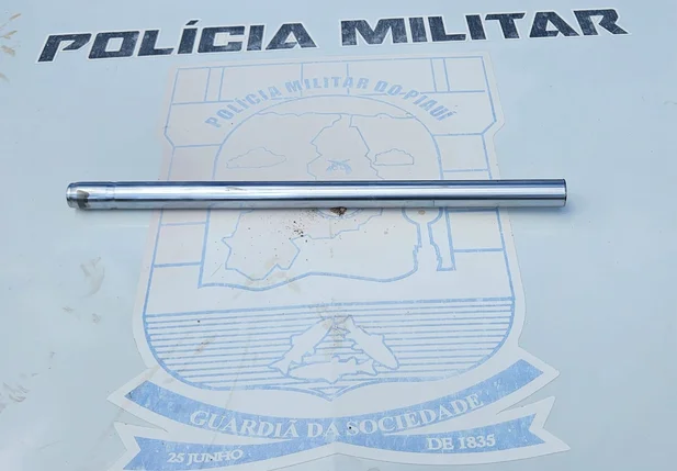 Barra de ferro utilizada no crime