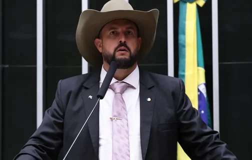 Benefício foi incluído na MP do Frete por meio de um "jabuti" e alcança caminhoneiros punidos por bloqueios após derrota de Bolsonaro.