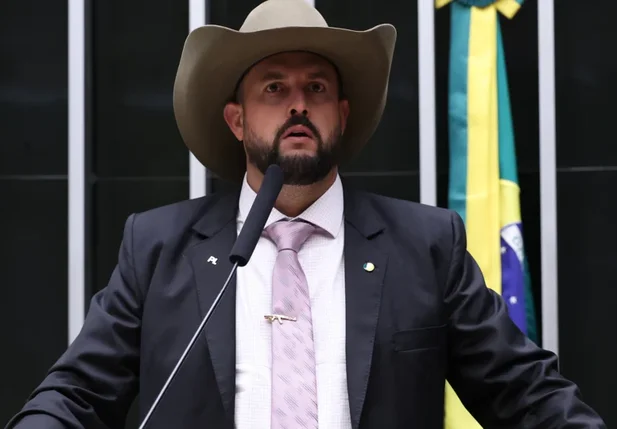 Benefício foi incluído na MP do Frete por meio de um "jabuti" e alcança caminhoneiros punidos por bloqueios após derrota de Bolsonaro.