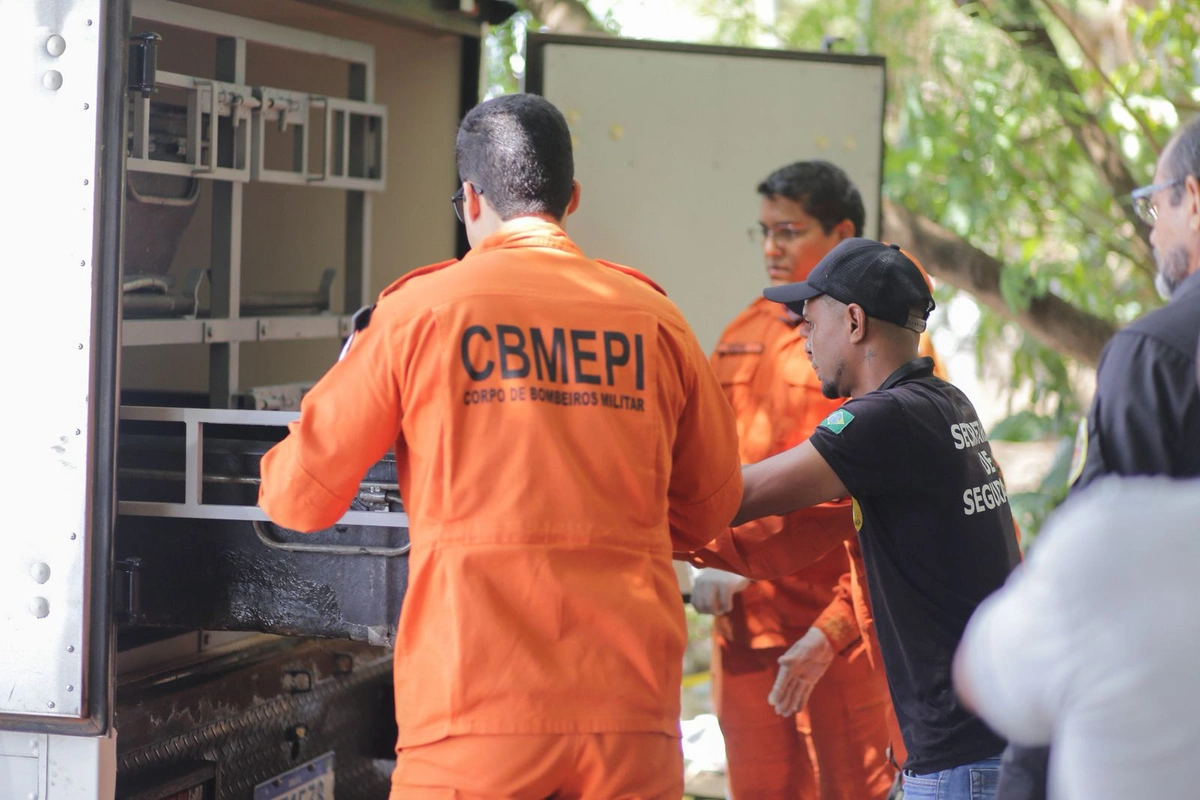 Bombeiros retiraram corpo do Rio Parnaíba
