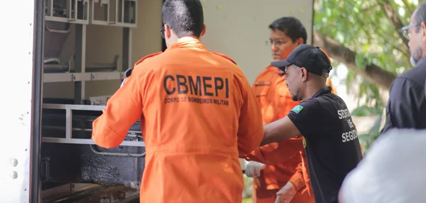 Bombeiros retiraram corpo do Rio Parnaíba