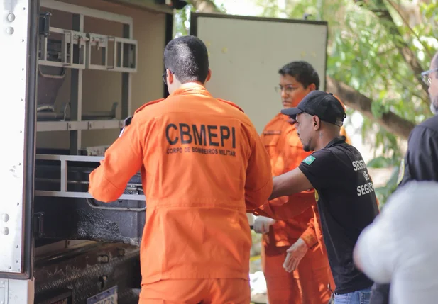 Bombeiros retiraram corpo do Rio Parnaíba