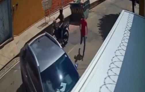Câmera flagra PRF sendo assaltado ao chegar em casa no bairro Santo Antônio