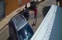 Câmera flagra PRF sendo assaltado ao chegar em casa no bairro Santo Antônio
