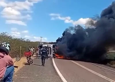 Caminhão ficou totalmente destruído
