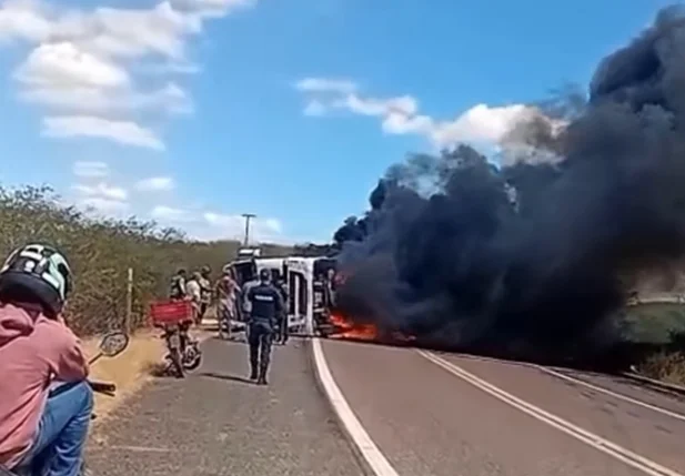 Caminhão ficou totalmente destruído