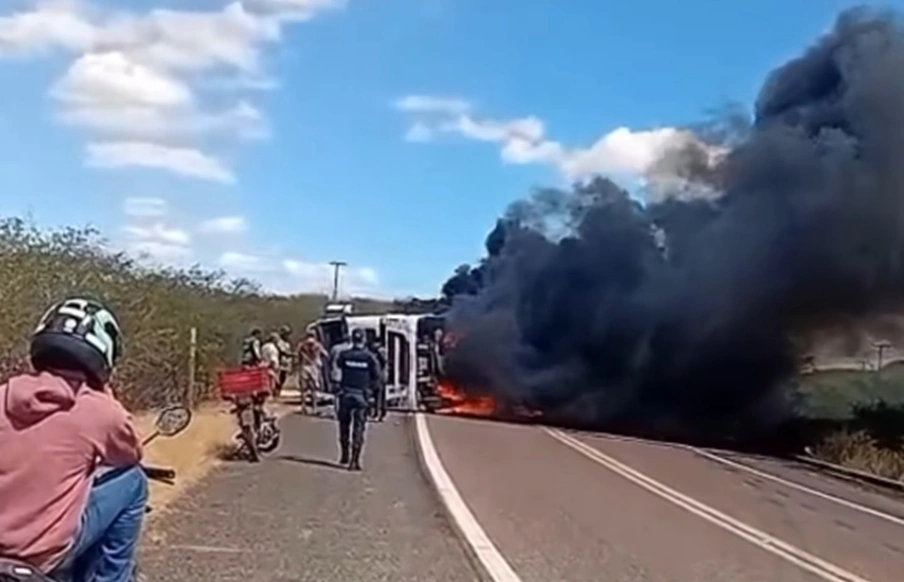 Caminhão ficou totalmente destruído