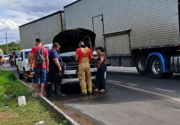 Caminhonete pegou fogo na BR 343