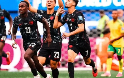 Canadá marca nos acrécimos e se classifica para as oitavas da Copa do Mundo.