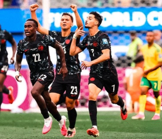 Canadá marca nos acrécimos e se classifica para as oitavas da Copa do Mundo.
