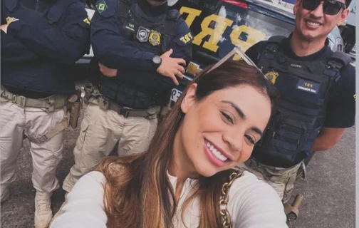 Cantora Lexa e agentes da PRF-PI