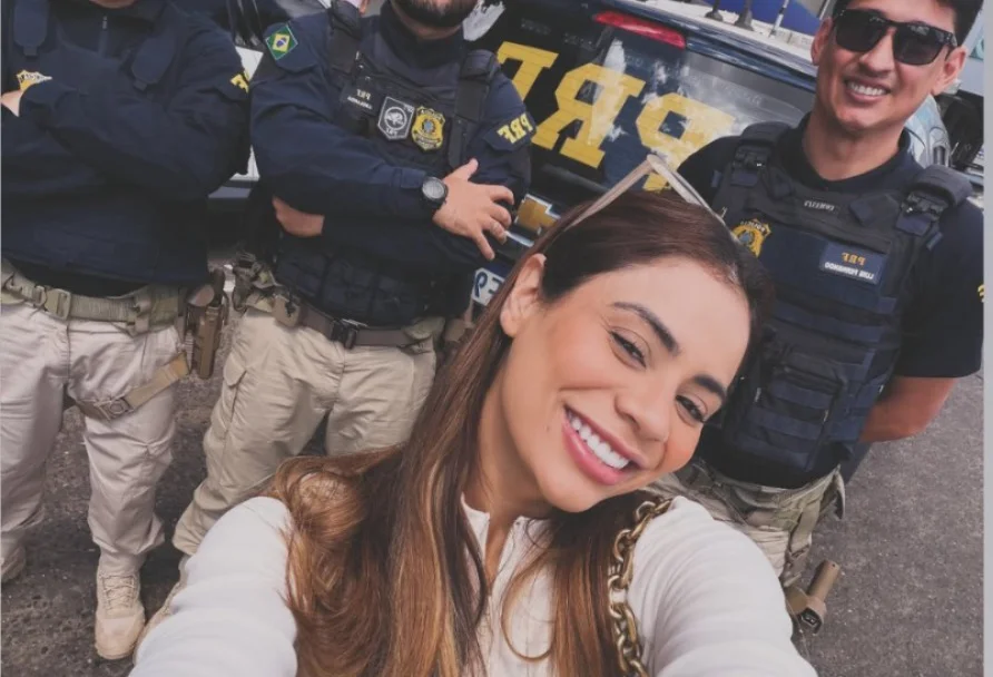 Cantora Lexa e agentes da PRF-PI