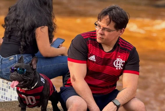 Cão Bruce Segundo e seu tutor, Ariano Silva