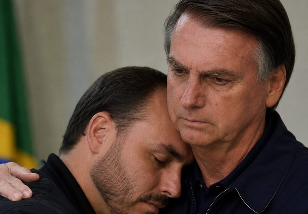 Carlos Bolsonaro relata problemas de saúde de Jair Bolsonaro após visita