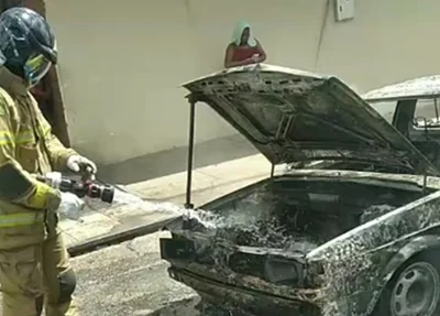 Carro ficou completamente destruído