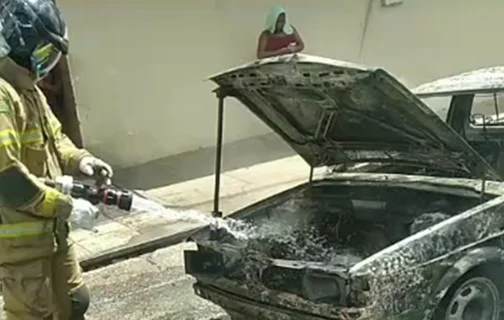 Carro ficou completamente destruído