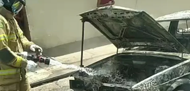 Carro ficou completamente destruído
