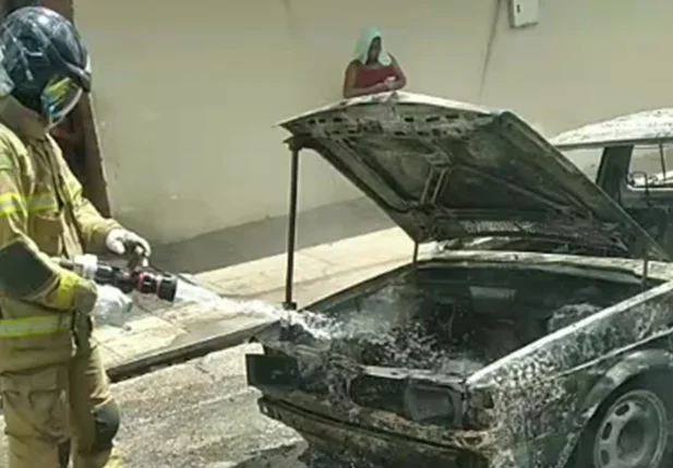 Carro ficou completamente destruído