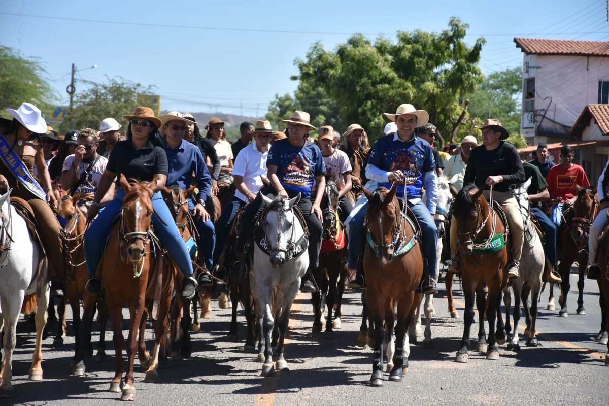 Cavalgada reúne cerca de mil vaqueiros em grande desfile pela cidade de São João do Piauí