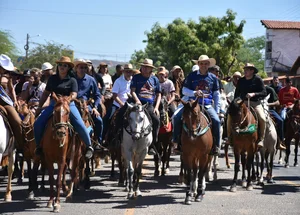 Cavalgada reúne cerca de mil vaqueiros em grande desfile pela cidade de São João do Piauí