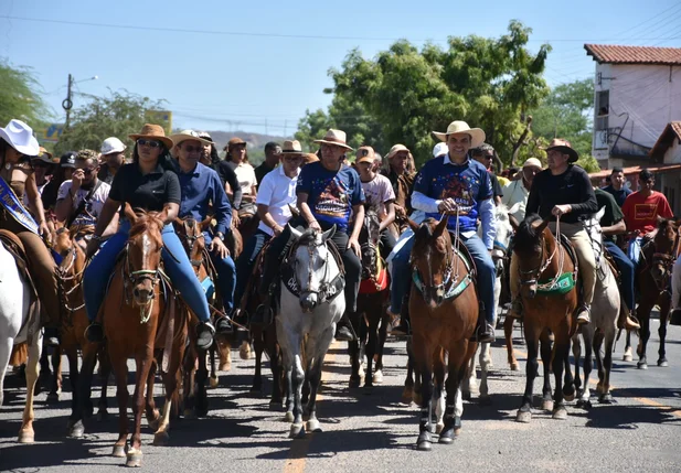 Cavalgada reúne cerca de mil vaqueiros em grande desfile pela cidade de São João do Piauí