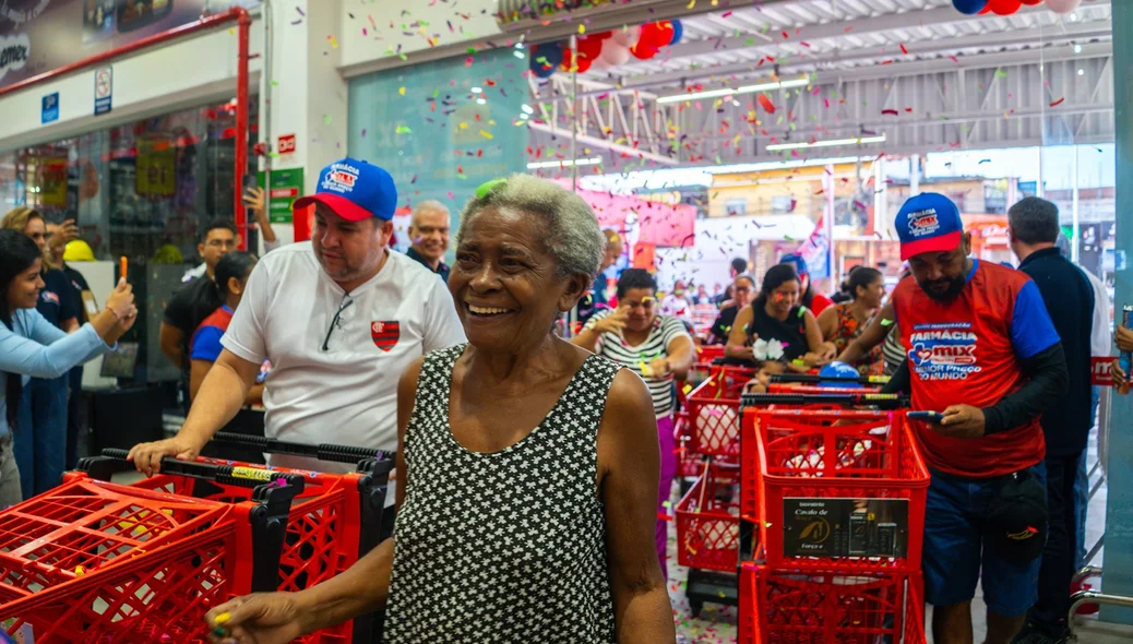 Clientes da primeira unidade da Mix Toureiro Farma